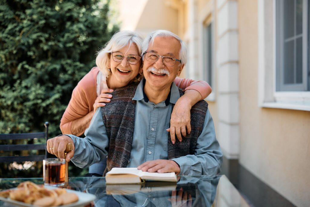 happy-senior-couple-at-independent-living